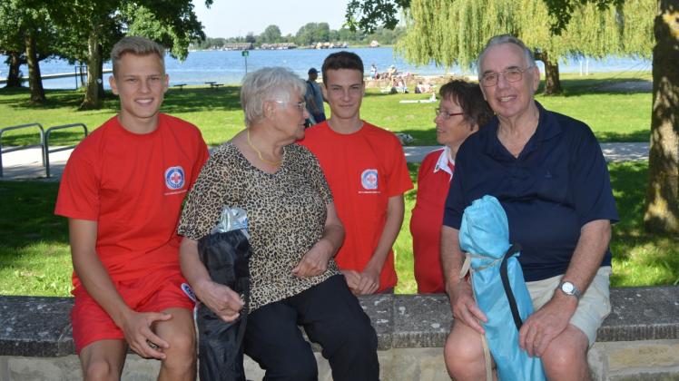 Cornelia Schewe (2.v.r.) und ihre Praktikanten Niclas und Marius Schulz erklärten gestern Victoria und Horst Lau die Situation. Die beiden Güstrower kjommen täglich zum Baden, waren aber einsichtig. Die Badesachen blieben in der Tasche. Fotos: Regina Mai 
