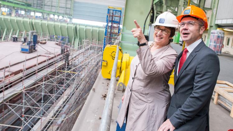 Bundeswirtschaftsministerin Brigitte Zypries (SPD) steht während eines Besuchs der MV-Werft in Wismar mit dem SPD-Bundestagsabgeordneten Frank Junge in der Werfthalle.  