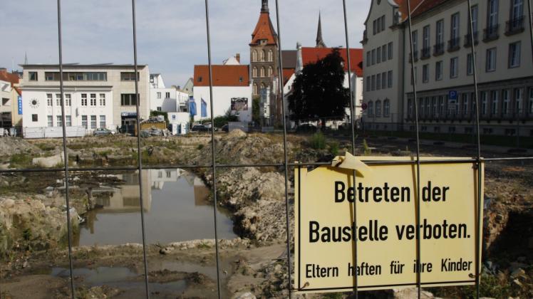 Noch steht in den Gruben das Wasser. Erst wenn die Archäologen die Fläche freigeben und die Baugenehmigung vorliegt, können die Bagger rollen. Noch steht in den Gruben das Wasser. Erst wenn die Archäologen die Fläche freigeben und die Baugenehmigung vorliegt, können die Bagger rollen.