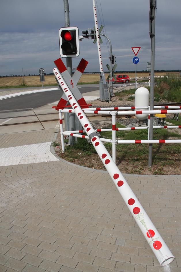 Unfall am Bahnübergang Mönchhagen: Ackerschlepper reißt beim Abbiegen Schranken aus Verankerung Unfall am Bahnübergang Mönchhagen: Ackerschlepper reißt beim Abbiegen Schranken aus Verankerung