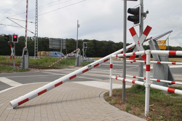 Unfall am Bahnübergang Mönchhagen: Ackerschlepper reißt beim Abbiegen Schranken aus Verankerung