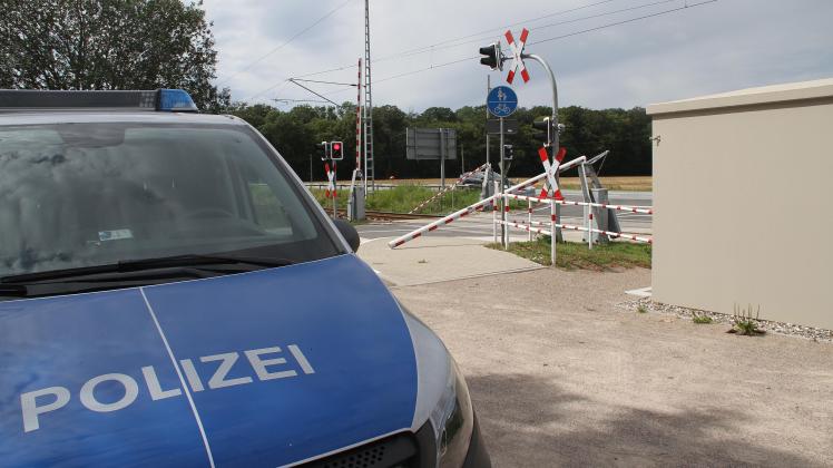 Unfall am Bahnübergang Mönchhagen: Ackerschlepper reißt beim Abbiegen Schranken aus Verankerung