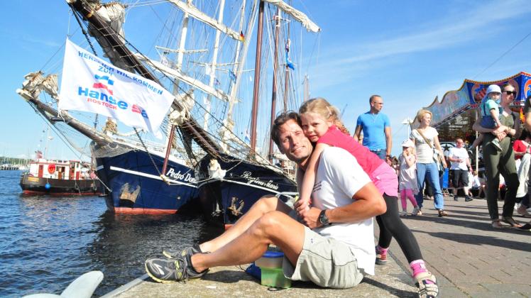 Den Sail-Auftakt genießen der Warnemünder Arne Gütschow und Tochter Mara an der Kaikante im Stadthafen. Fotos: Katrin Zimmer 