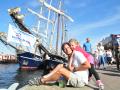 Den Sail-Auftakt genießen der Warnemünder Arne Gütschow und Tochter Mara an der Kaikante im Stadthafen. Fotos: Katrin Zimmer 