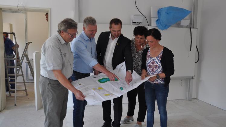 Vor Ort machen sich Horst Roller (v.l.), Jens Richter von der Firma Friedrich Niemann, Stephan Meyer, Christine Wolk und Heike Dörfler ein Bild über die Baufortschritte. Ende nächster Woche soll alles so weit fertig sein, dass die Räume möbliert werden können. Vor Ort machen sich Horst Roller (v.l.), Jens Richter von der Firma Friedrich Niemann, Stephan Meyer, Christine Wolk und Heike Dörfler ein Bild über die Baufortschritte. Ende nächster Woche soll alles so weit fertig sein, dass die Räume möbliert werden können.