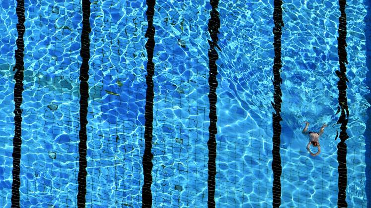 Platz, um in Ruhe die Bahnen zu ziehen: Das Wetter verhinderte bislang einen Besucheransturm in den Freibädern.