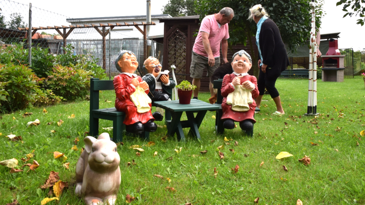Einfach putzig, diese Figurengruppe im Garten von Gerald Heiser. Kein Wunder, dass Spaziergänger immer wieder die Kamera zücken und ein Bild über den Gartenzaun schießen.  