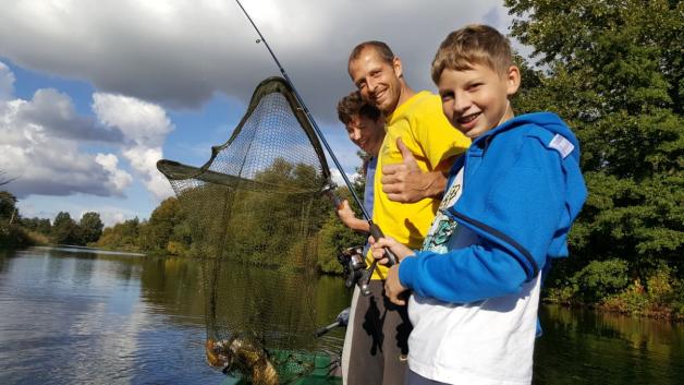 Ein großes Hobby der „Männer“ der Familie Frank: Vater Mark (Mitte) beim Angeln mit seinen Söhnen Jannik (vorn) und Eric. Im Kescher ein kapitaler Hecht. Ein großes Hobby der „Männer“ der Familie Frank: Vater Mark (Mitte) beim Angeln mit seinen Söhnen Jannik (vorn) und Eric. Im Kescher ein kapitaler Hecht.