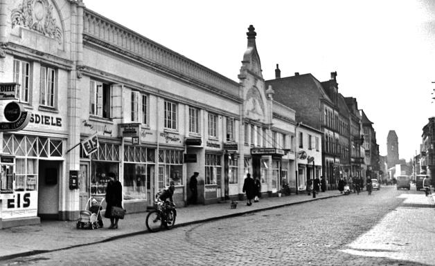 Das Haus mit der Stuckfassade wurde 1904 gebaut. Das Foto wurde Anfang 1960 aufgenommen. Damals gab es dort das Lokal „Oberbayern“, eine Eisdiele Karl Lehmann (links), ein Uhren- und ein Fotogeschäft und die Schuhmacherei Walter Schütt. Das Haus mit der Stuckfassade wurde 1904 gebaut. Das Foto wurde Anfang 1960 aufgenommen. Damals gab es dort das Lokal „Oberbayern“, eine Eisdiele Karl Lehmann (links), ein Uhren- und ein Fotogeschäft und die Schuhmacherei Walter Schütt.