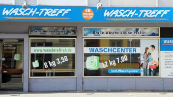 Der Waschsalon in der Christianstraße ist nicht nur eine Wäscherei. Kunden kommen gerne - auch weil sie mit anderen schnacken können.