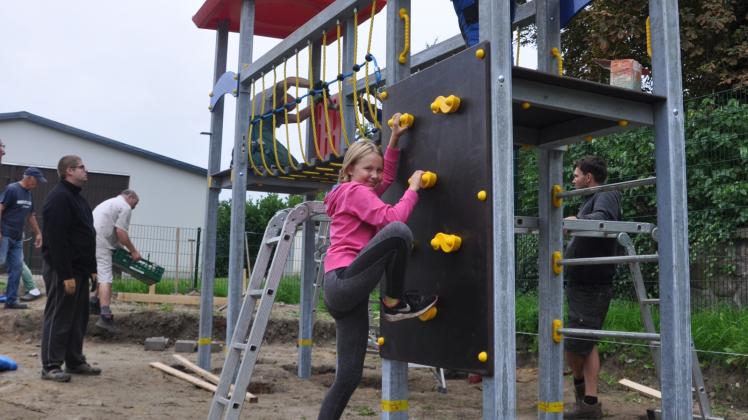 Während die Papas und Großväter der Kinder im Dorf dabei sind, das Spielgerät aufzubauen, testet die zehnjährige Enya Kunz schon einmal den Spaßfaktor der Kletterwand.  