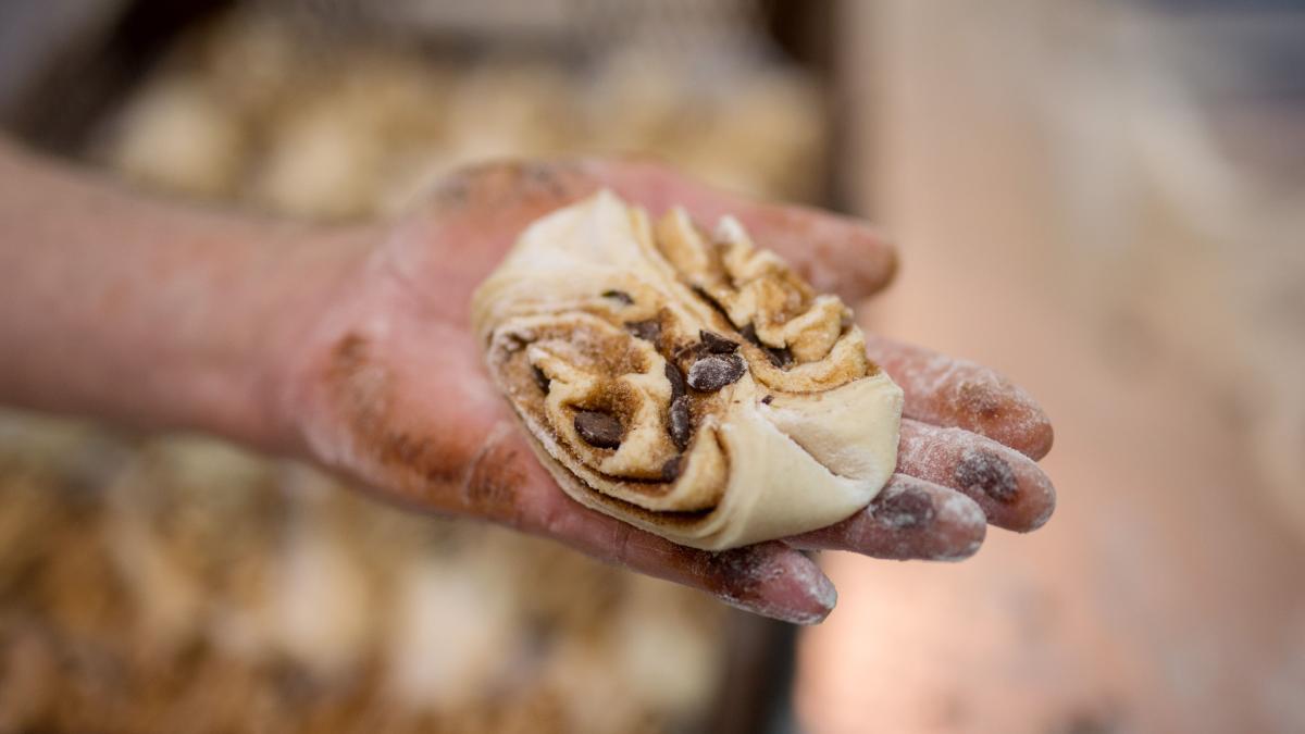 Klebrig, süß und lecker – das Franzbrötchen von damals bis heute | SHZ