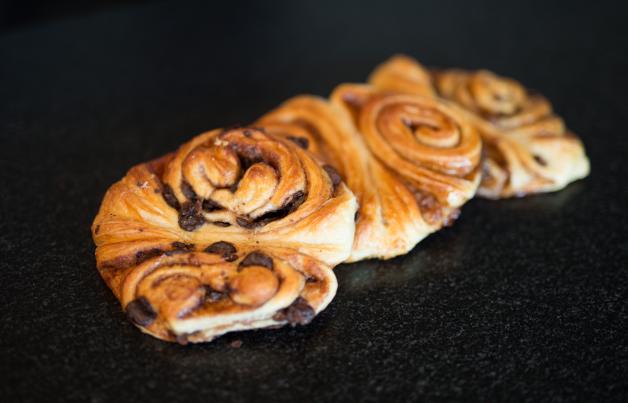 Klebrig, süß und lecker – das Franzbrötchen von damals bis heute | SHZ
