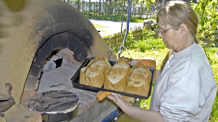 Die Backwaren für die Verpflegung der Wangeliner Workcampteilnehmer entstehen unter Federführung von Marita Kiehnscherf im neuen Ofen des Gnevsdorfer Lehmmuseums. 