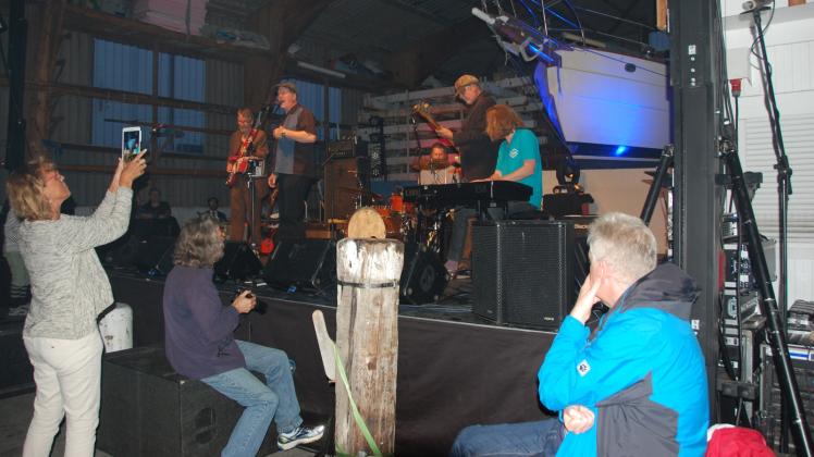 Eine der vielen Bands, die das Publikum mitriss: die Backscratchers beim Festival „Musik am Noor“. 