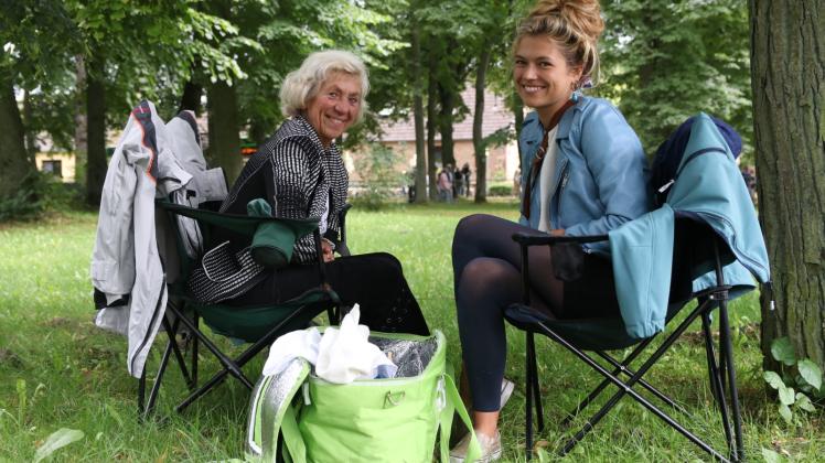 Zeit zu zweit: Irmtraud Cipra und Enkelin Finja geben sich nach einem Picknick den klassischen Melodien hin.