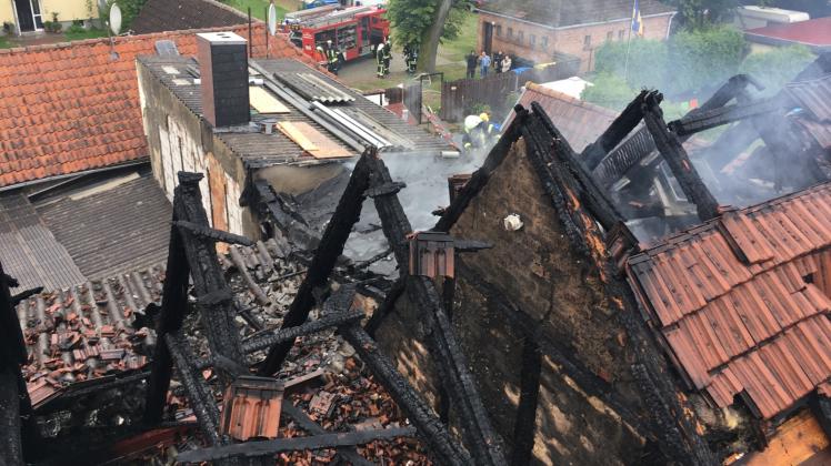 Der Dachstuhl des Doppelhauses, nachdem das Feuer gelöscht war. 
