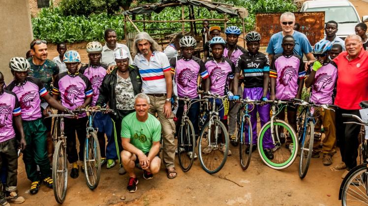 Teilnehmer der Ostsee-Rad-Klassik kümmern sich persönlich in Uganda darum, dass das Geld dort ankommt, wofür es gestiftet wurde.  