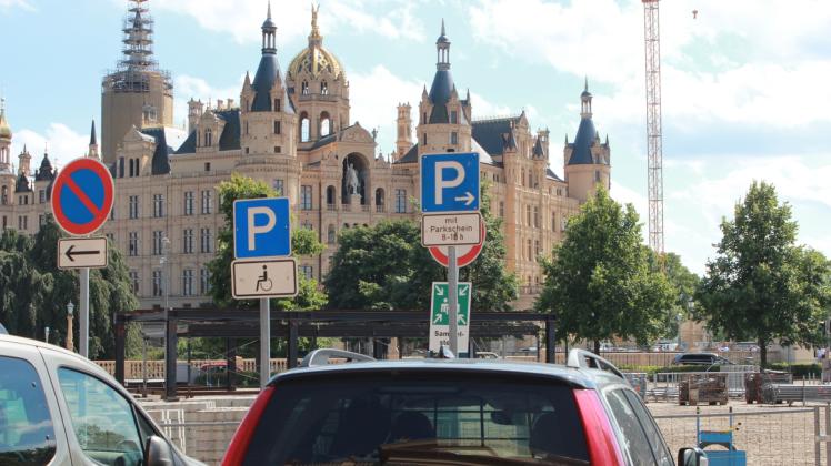 Parkplätze sind in Schwerin oft Mangelware.   