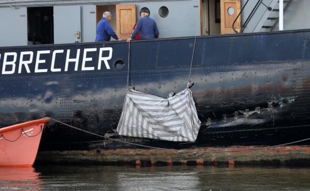 Der beschädigte Rumpf der 1933 gebauten „Stettin“. Das Schiff wird mit Kohle befeuert. Wenn der Eisbrecher nicht auf Veranstaltungen unterwegs ist, liegt er im Hamburger Museumshafen Oevelgönne. Der beschädigte Rumpf der 1933 gebauten „Stettin“. Das Schiff wird mit Kohle befeuert. Wenn der Eisbrecher nicht auf Veranstaltungen unterwegs ist, liegt er im Hamburger Museumshafen Oevelgönne.