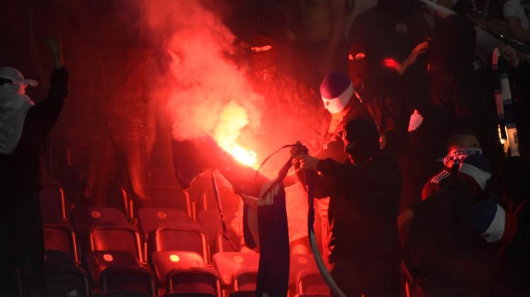 Rostocker Hooligans zünden Stadionsitze und einen Banner der Berliner an. Rostocker Hooligans zünden Stadionsitze und einen Banner der Berliner an.