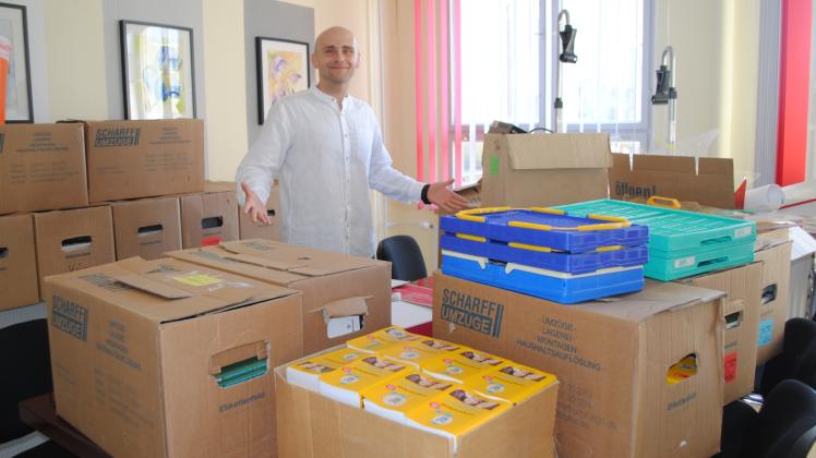 Im Lehrerzimmer stapeln sich Kartons, Bereichsleiter Nurdin Thielemann blickt dem Schulbeginn trotzdem fröhlich entgegen.  