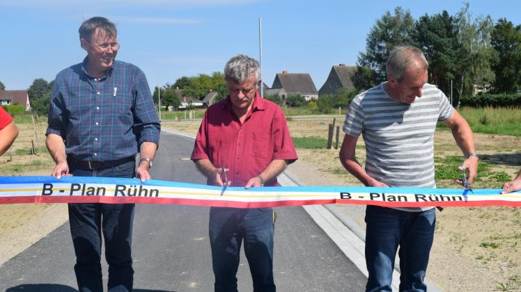 Eröffnen ein neues Baugebiet in Rühn: Hans-Joachim Mahlert vom Bauamt Bützow und Bürgermeister Hans-Georg Harloff (r.).   