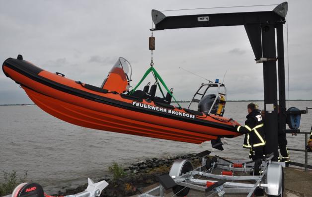 Ein Schwenkkran hebt das fast sechs Meter lange Rettungs-Schlauchboot vom Trailer ins Wasser der Elbe. Ein Schwenkkran hebt das fast sechs Meter lange Rettungs-Schlauchboot vom Trailer ins Wasser der Elbe.