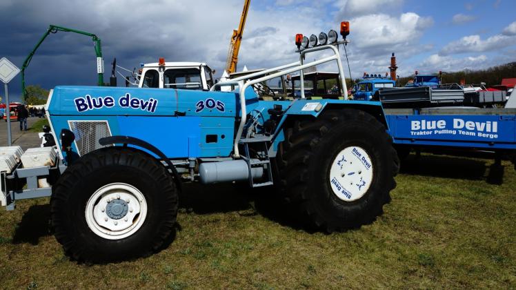 Der Stolz des Teams aus Berge, ihr Wettkampf-Traktor „Blue devil“ in Perleberg.  