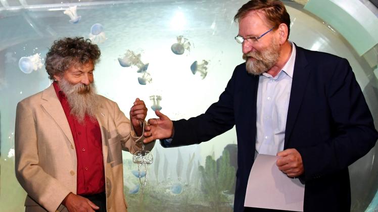 Symbolisch überreicht Zoo-Direktor Udo Nagel (r.) Ulrich Bathmann eine Glasqualle. Sie vereinbarten eine Zusammenarbeit in der Quallenforschung.  
