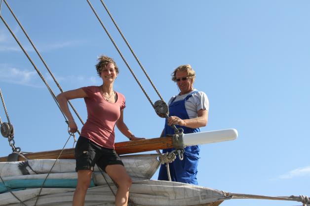 Das Segel setzen Bootsfrau Laureen Rütterich und „Ryvar“-Skipper Joachim Kowalski.  Fotos: mapp 