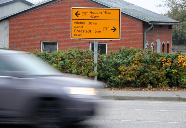 Nordfriesen lieben ihr Auto, denn ohne müssten sie Stunden auf den Bus warten, um in die nächste Stadt zu kommen. Nordfriesen lieben ihr Auto, denn ohne müssten sie Stunden auf den Bus warten, um in die nächste Stadt zu kommen.