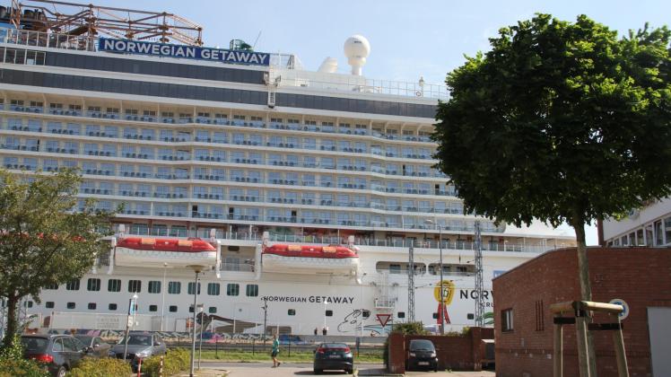Der Lärm hatte einen Grund: In 40 Metern Höhe musste ein Fenster ersetzt werden. Nächstes Mal legt die „Norwegian Getaway“ wieder mit Steuerbordseite an. Der Lärm hatte einen Grund: In 40 Metern Höhe musste ein Fenster ersetzt werden. Nächstes Mal legt die „Norwegian Getaway“ wieder mit Steuerbordseite an.