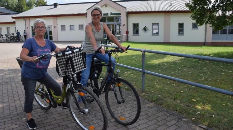 Susanne Radewald (r.) meldete spontan ein eigenes Team vom Haus der Jugend für das Stadtradeln an. Ihre erste Verbündete ist Kollegin Manuela Rasch. Beide hoffen, dass sie von fahrradbegeisterten Jugendlichen verstärkt werden.  