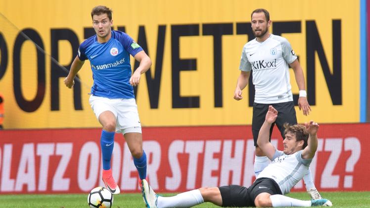 Die jüngsten Pleiten werfen Hansa nicht um. Davon ist Abwehrmann Julian Riedel (links) überzeugt. „Eine Saison ist lang. Es wird auch mal für uns ausschlagen, dass wir in der 90. Minute treffen“, sagt der 26-Jährige. Die jüngsten Pleiten werfen Hansa nicht um. Davon ist Abwehrmann Julian Riedel (links) überzeugt. „Eine Saison ist lang. Es wird auch mal für uns ausschlagen, dass wir in der 90. Minute treffen“, sagt der 26-Jährige.