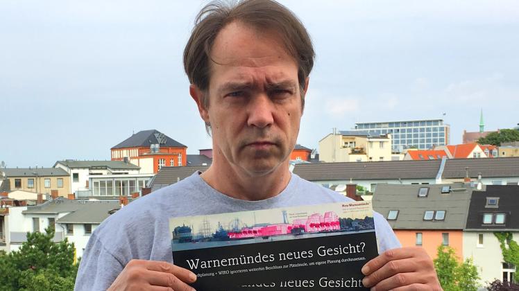 Initiativen-Sprecher Heiko Schulze mit den Flyern, die in Warnemünde verteilt worden sind.  