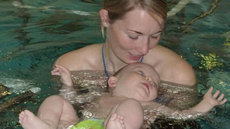 Christine Karow, Hebamme aus Kiel, hat schon viele Babies bei ihren ersten Wassererfahrungen begleitet.