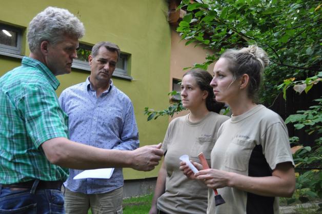 Für die optimale Pflege von Fridolins Prothese und Stumpf bespricht sich Ralph Scharpenberg (v. l.) mit Thomas Holst, Freya Pösger und Emily Schreiber (mit Ersatzprothese und Socket in der Hand). Für die optimale Pflege von Fridolins Prothese und Stumpf bespricht sich Ralph Scharpenberg (v. l.) mit Thomas Holst, Freya Pösger und Emily Schreiber (mit Ersatzprothese und Socket in der Hand).