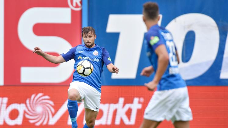 Aufgrund personeller Engpässe könnte der Fußball-Lehrer Pavel Dotchev das System des FC Hansa ändern und mit den beiden Stürmern Marcel Ziemer (links) und Soufian Benyamina auflaufen. Aufgrund personeller Engpässe könnte der Fußball-Lehrer Pavel Dotchev das System des FC Hansa ändern und mit den beiden Stürmern Marcel Ziemer (links) und Soufian Benyamina auflaufen.