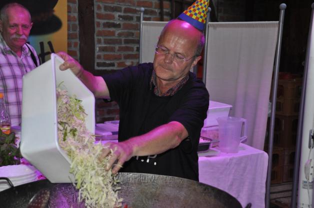 Kreisbauernpräsident Jörg Haase begeisterte als spontan auserkorener Gastkoch mit seiner Fischsuppe.