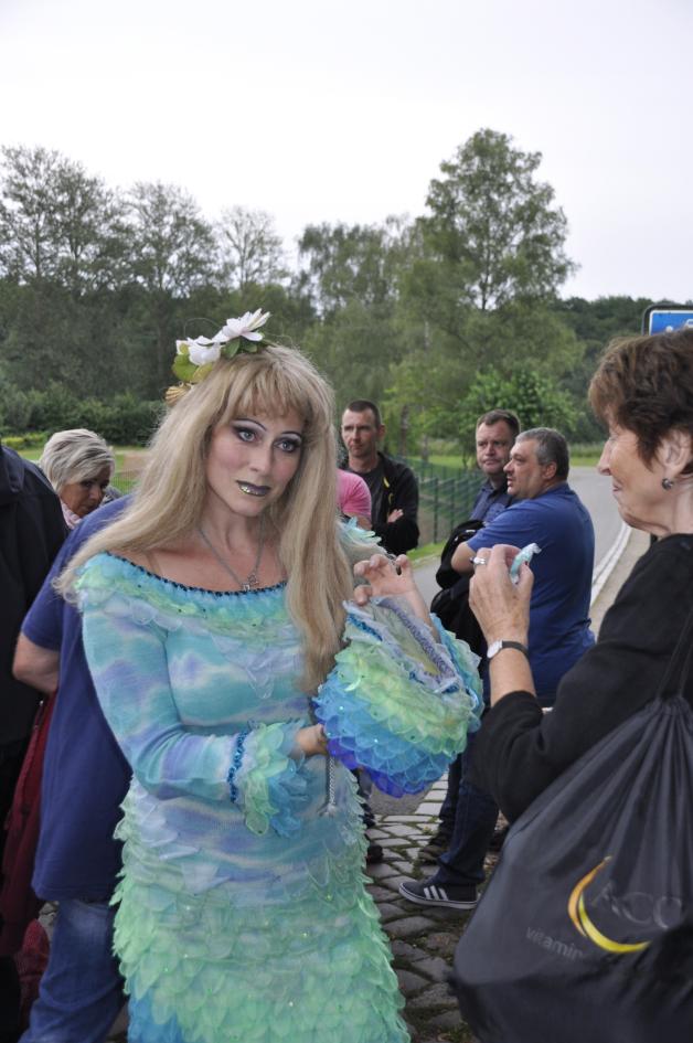 Zu Beginn verteilte „Meerjungfrau“ Tanja Roll Muscheln.