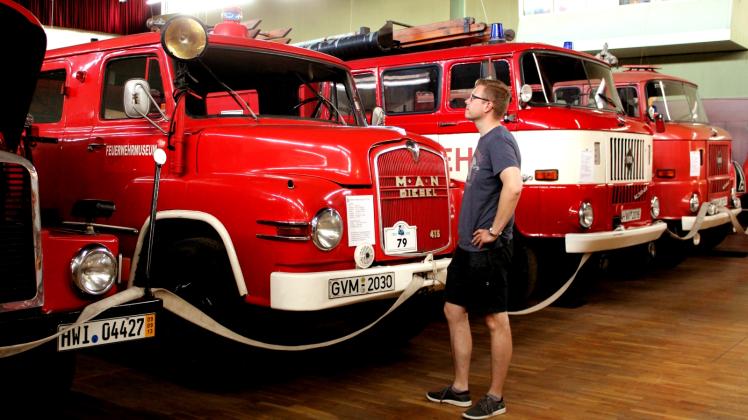 Die alten Einsatzwagen der Feuerwehren interessierten Besucher Marcel Reich beim Museumsfest am meisten.