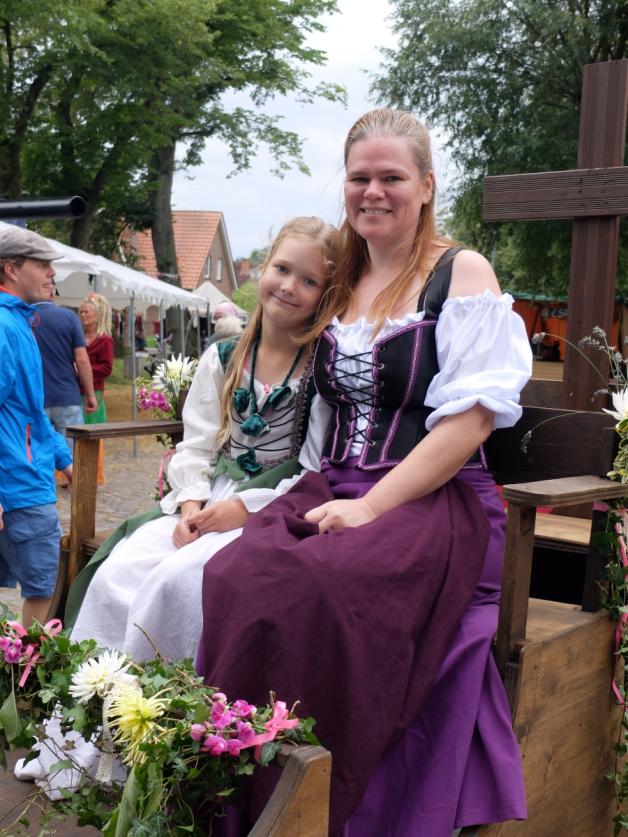 Beim historischen Festtagsumzug mit rund 150 Teilnehmern hatten Daniela de Witt und Tochter Michelle viel Spaß. 