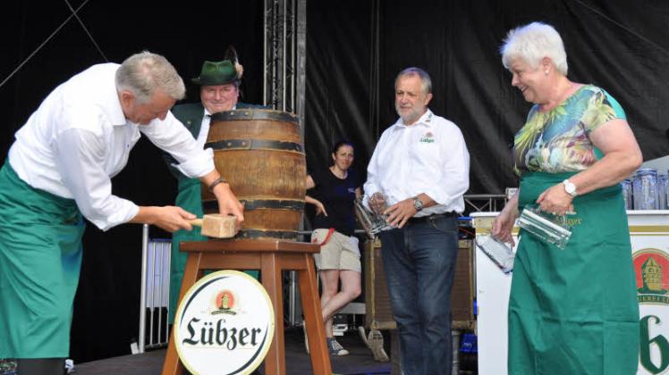Zu Beginn immer ein spannender Augenblick: Brauerei-Geschäftsführer Wilfried Horn, hier mit Bürgermeisterin Gudrun Stein, beim Fassbieranstich im vergangenen Jahr 