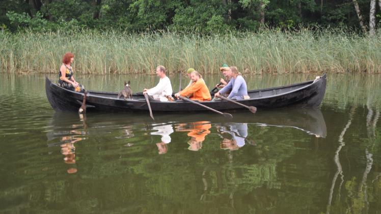 Eine kleine Crew um Eigner und Kapitän Daniel Wirges (2.v.r.) führt mit Museumsleiterin Heike Pilz (l.) das restaurierte Slawenboot „Perun“ vor.  Fotos: Rüdiger Rump 