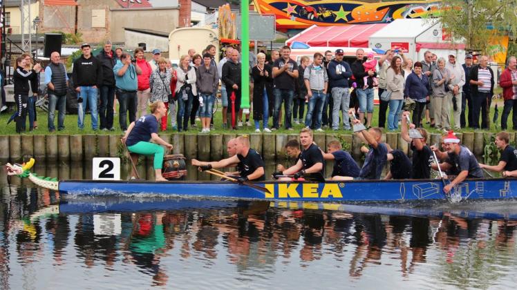 Ein Drachenbootrennen fand erstmals beim Brückenfest statt. Der Wettbewerb kam so gut an, dass er zur Tradition werden soll. 