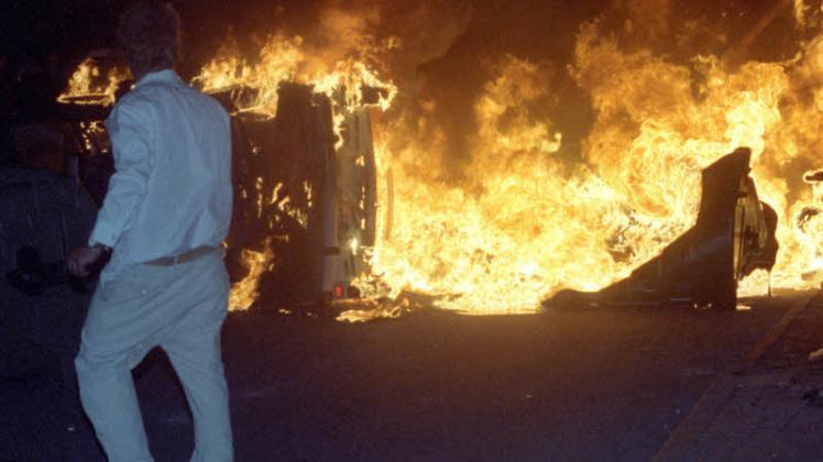 27. 8. 1992: Brennende Autos, ein brennendes Haus, Gewalt gegen Ausländer und Polizisten.