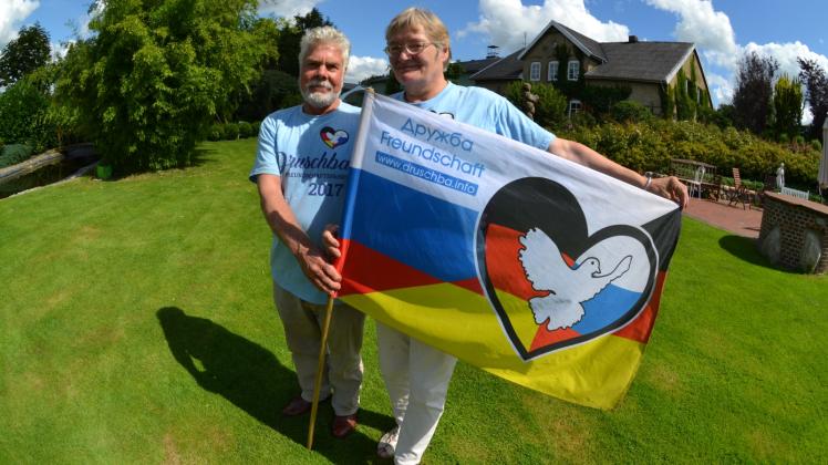 Haben auf ihrer Fahrt durch Russland die Freundschaftsfahne immer hoch gehalten: Alfred und Benita Kath aus Hamdorf. 