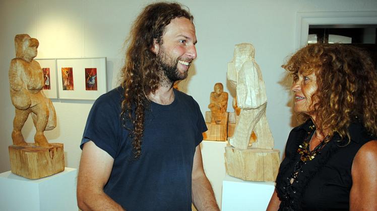 Ingrid Freimuth, amtierende Vorsitzende des Vereins zur Förderung religiös motivierter Kunst, im Gespräch mit Steffen König. Im Hintergrund Skulpturen, die der Leipziger Künstler aus dem Holz einer vor der Galerie gewachsenen Birke geschaffen hat.  
