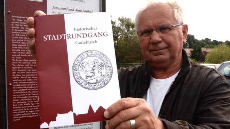 Gerahrd Schotte vom Förderverein der Stadtkirche Gadebusch zeigt die neue Broschüre.  